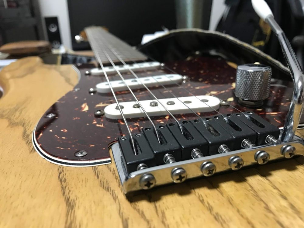 画像:自作のエレキギター