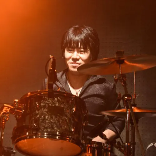 画像:ライブ、テレビ番組で多くの有名アーティストの演奏をサポートする松岡さん。