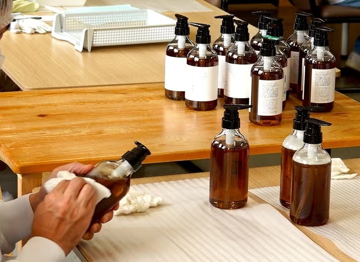 画像:「令和の虎」出演の経営者が、“日本一給料の高い”障がい者就労支援施設をふるさとの木曽で目指す理由|株式会社 DEAR-LOGUE COSMETICSのストーリー|PR TIMES STORY より、幾重製造の様子。