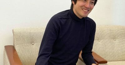 インタビューを受ける窪田さん