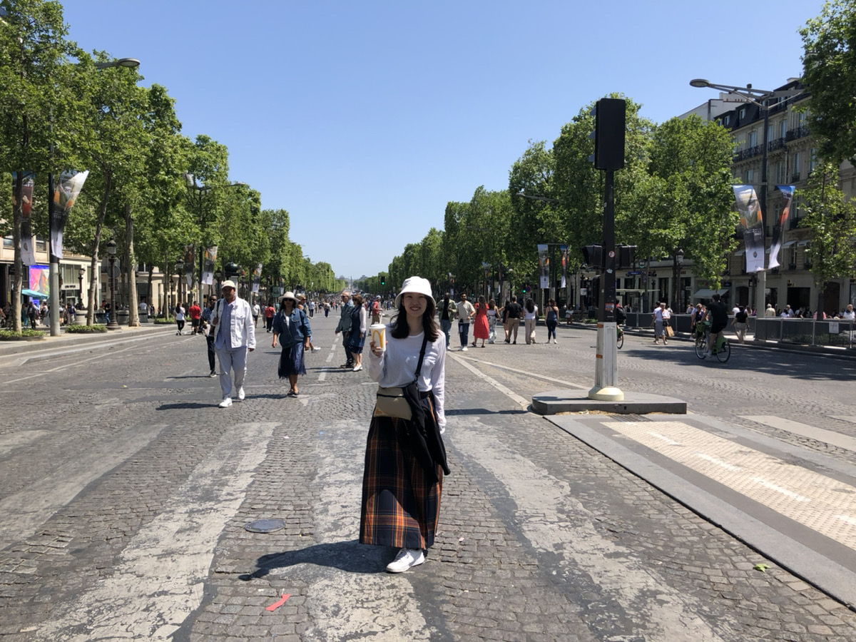 テニスの全仏オープン観戦で訪れたパリのシャンゼリゼ通り。テニスは学生時代から続けている