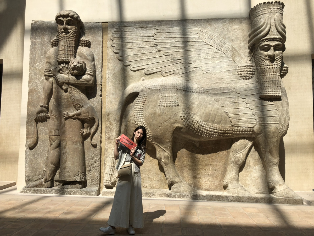 ウェブ解析士の資格を取得したころの勝川さん。パリのルーブル美術館で