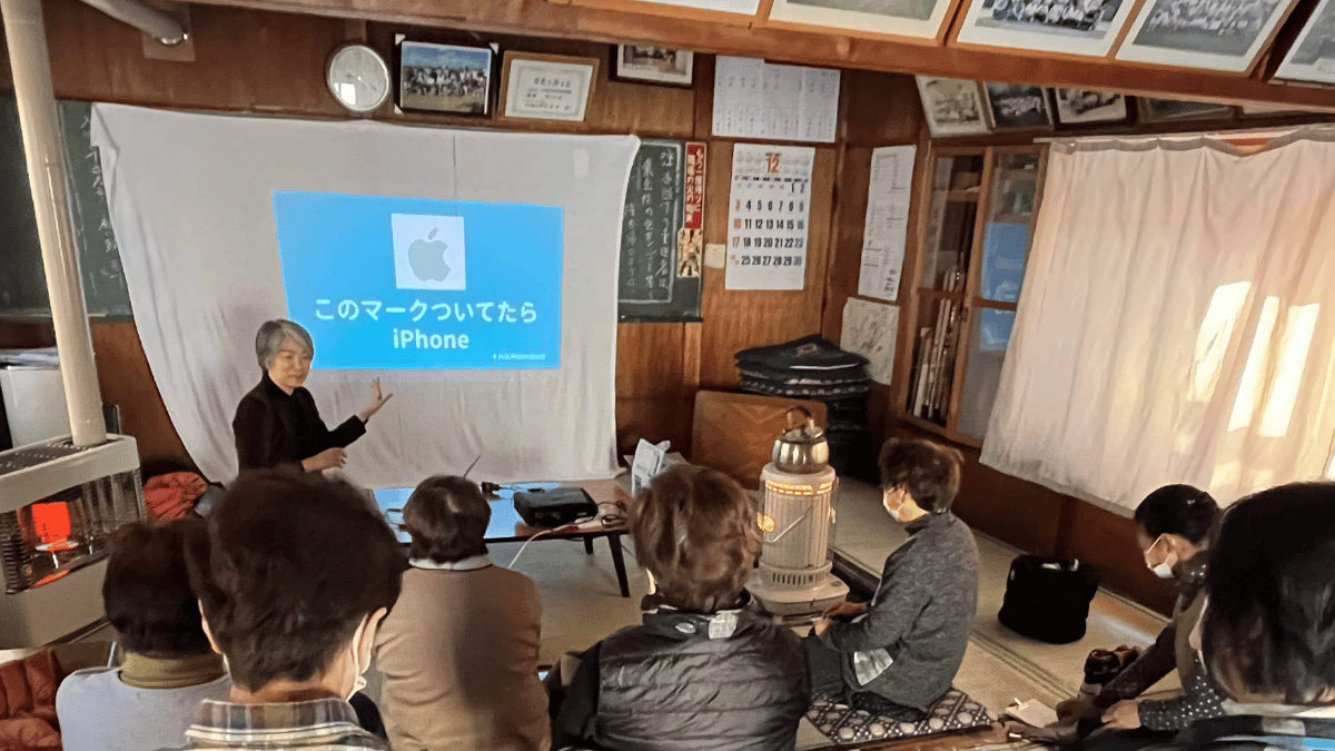 画像：農家中心の町内会で開催したスマホ入門講座。スクリーンはシーツです（笑）。