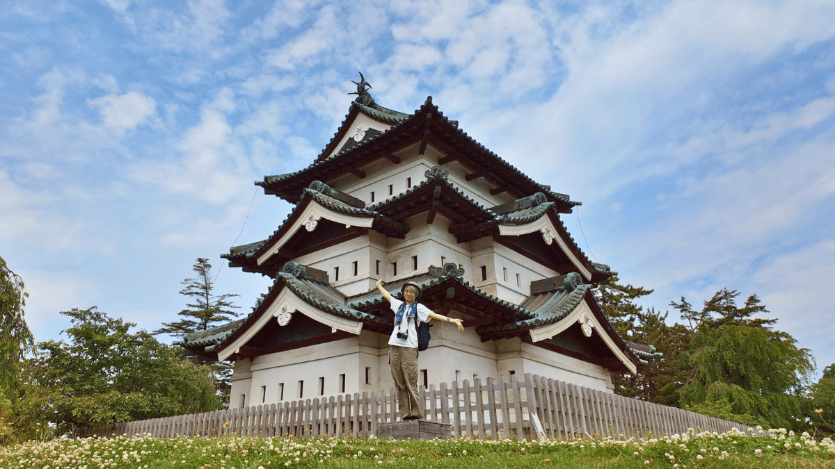 画像：弘前城本丸前にて観光客向けの撮影スポット紹介