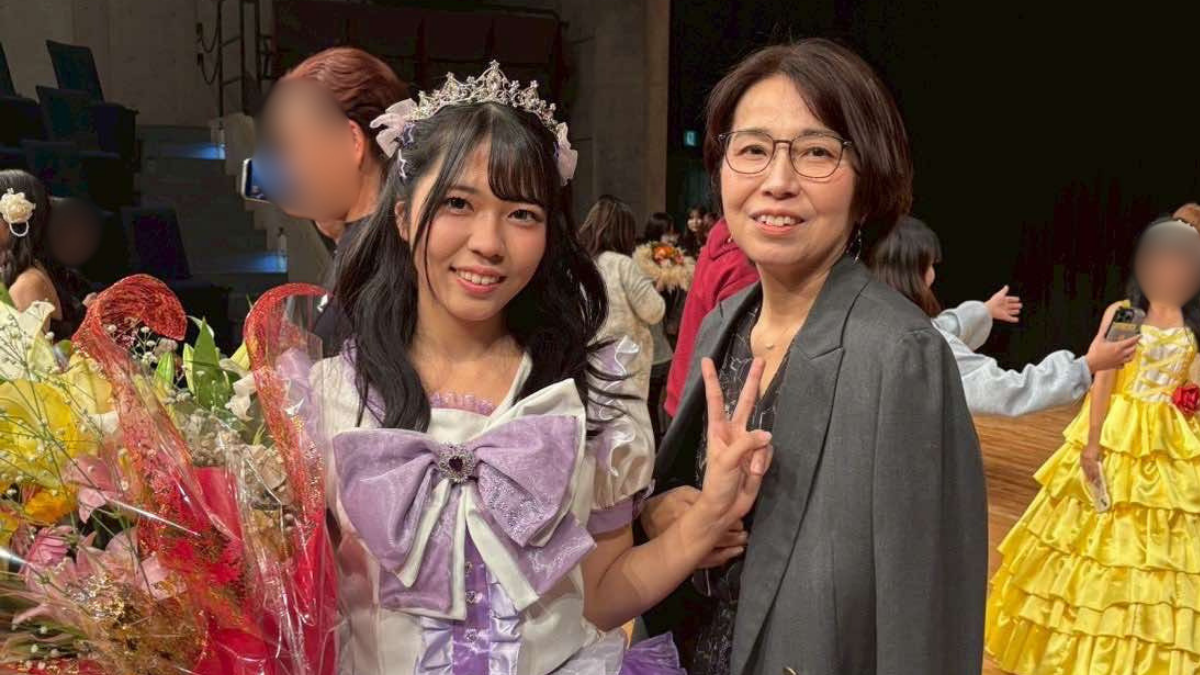 高校の卒業式では、制作したドレスを披露。右は母でチーフSNSマネージャーの布美子さん